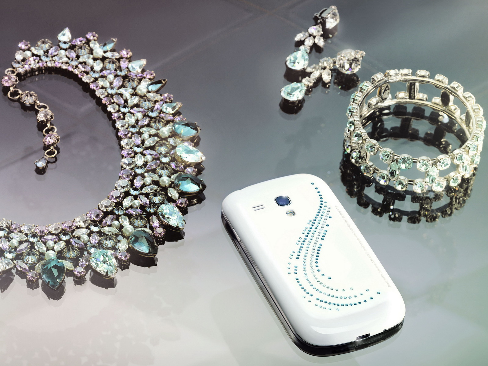 Samsung dezvăluie Galaxy S III mini Crystal Edition