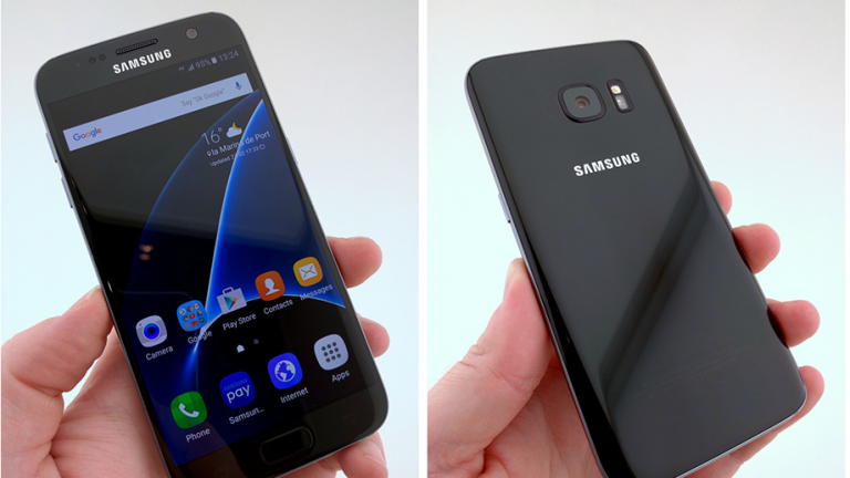 Samsung Galaxy S7 pe negru lucios din decembrie