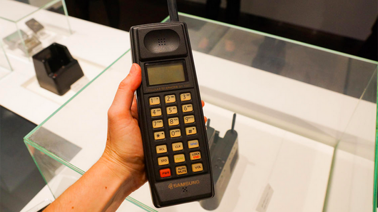 SH-100 a fost primul telefon mobil, de mână, produs de Samsung