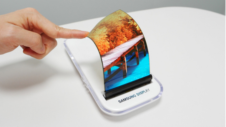 Samsung nu va comercializa telefoane pliabile înainte de 2019