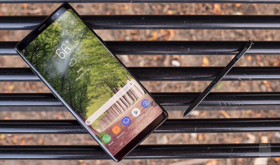 Samsung confirmă că nu încetinește telefoanele cu baterii mai vechi