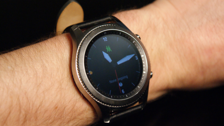 Angajați Samsung cu smartwatch-uri cu sistemul de operare Wear!