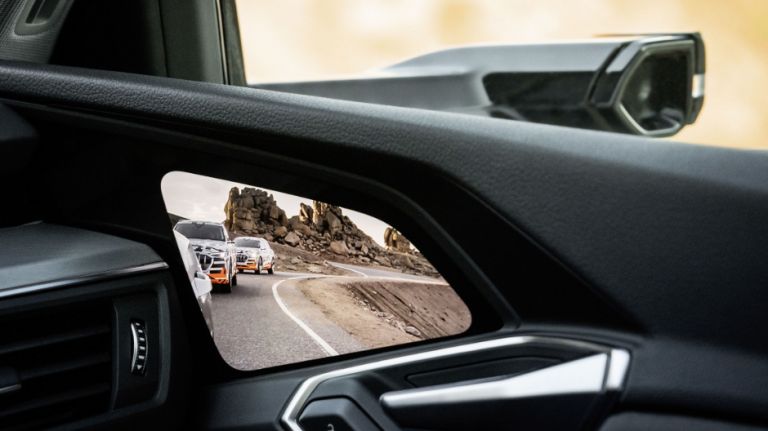 Primul SUV electric produs de Audi va folosi ecrane Samsung OLED