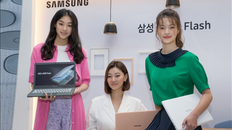 Samsung a lansat un laptop în stil retro, numit Flash
