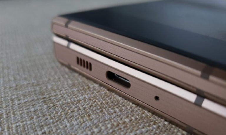 Samsung lansează W2019, un telefon de top fără mufă pentru căști
