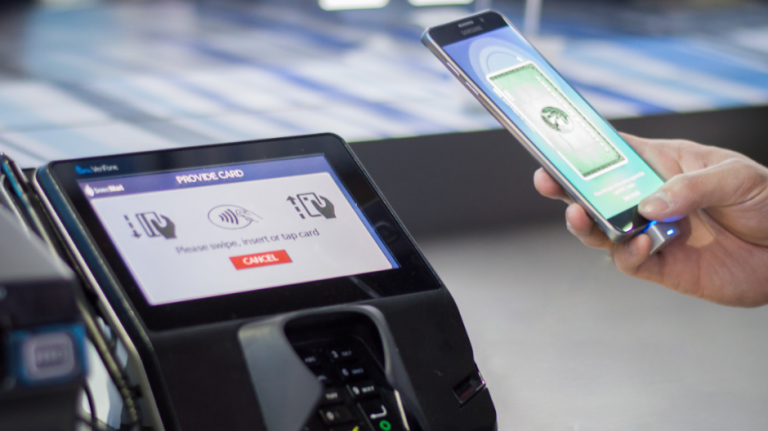 Samsung Pay afișează automat cardurile preferate lângă un terminal NFC