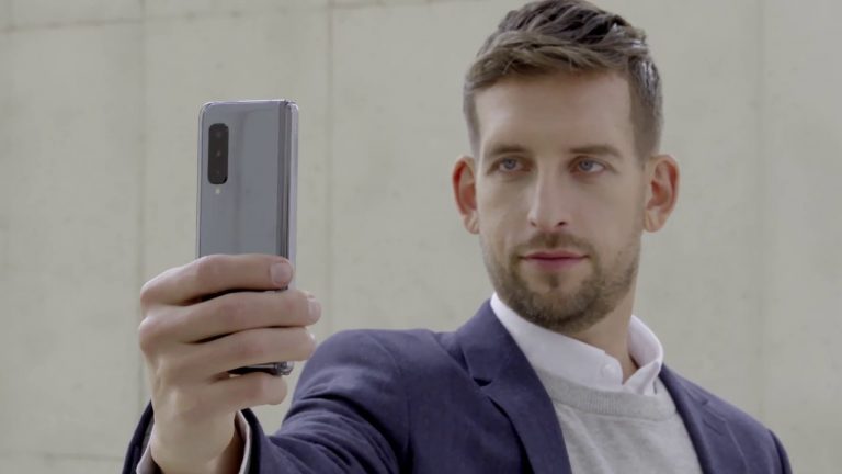 Videoclip cu un frumos, elegant și puternic Samsung Galaxy Fold