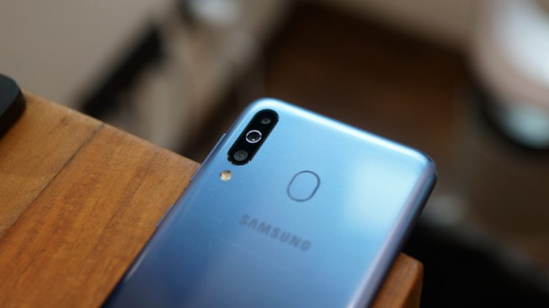 ﻿Telefonul Galaxy M40 cu stocare de 128 GB în lucru la Samsung