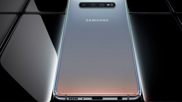 Un Samsung Galaxy S10+ de culoare argintie, exclusiv pentru Hong Kong