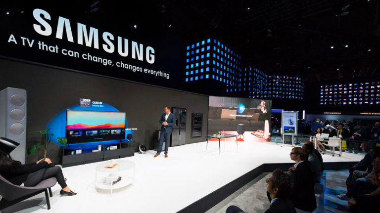 Televizor Samsung cu ecran flexibil, se poate îndoi în două direcții
