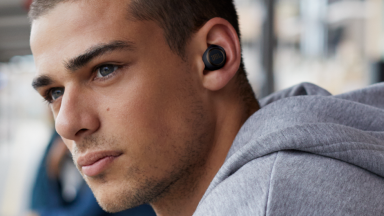 JBL Live 300TWS: Căști intra-auriculare foarte bune, design practic