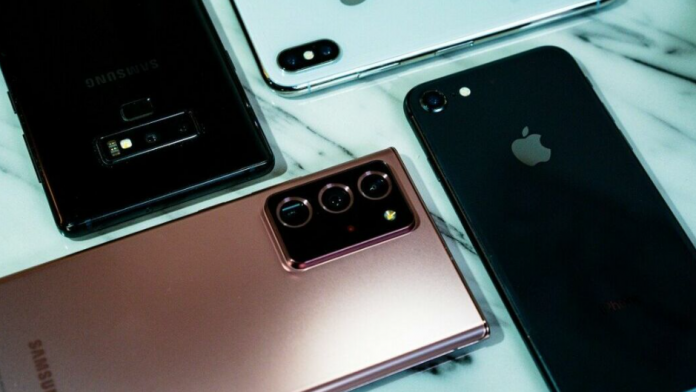 Galaxy S21 are un rating de reparabilitate mai bun decat iPhone 12