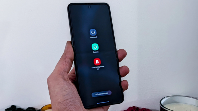 Cum sa opriti sau sa reporniti Samsung Galaxy Z Flip 3