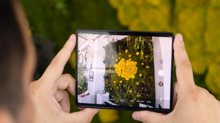 Galaxy Z Fold 4 si iPhone 14 pot avea noi ecrane OLED