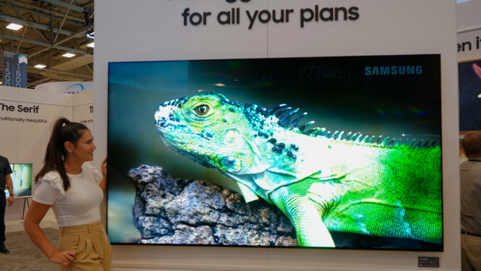 Samsung a lansat un televizor mini-LED Neo QLED de 98 de inch