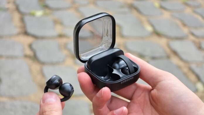Galaxy-Buds-On Galaxy-Buds-On